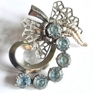 Vintage brooch pin pale blue rhinestones swirl filigree